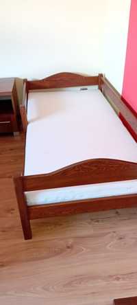 Drewniane łóżko dziecięce z materacem