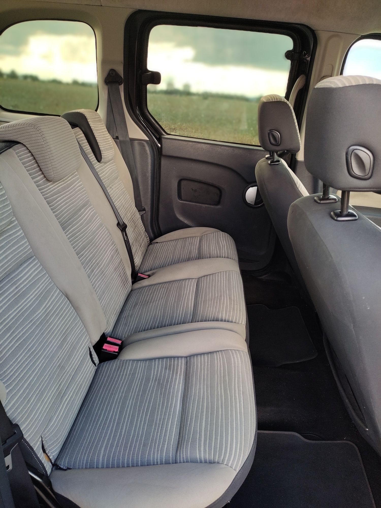 Renault Kangoo 2.   2011год универсал.