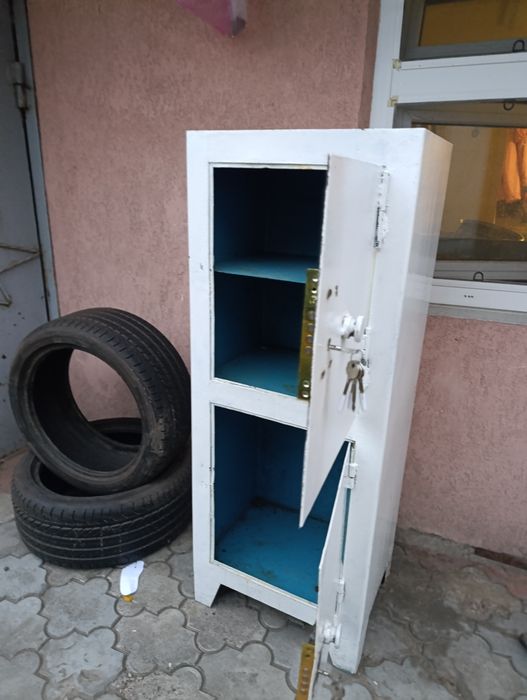 Сейф залізний білий