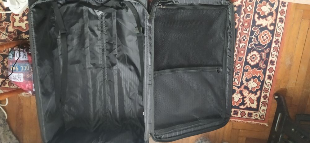 Продам 75*50 в отличном состоянии чемодан .чехол в подарок