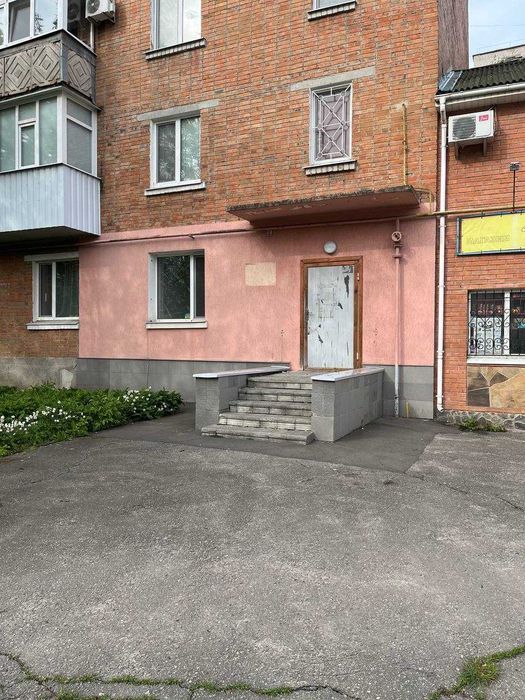 Продам нежитлове приміщення в центрі Миргорода.