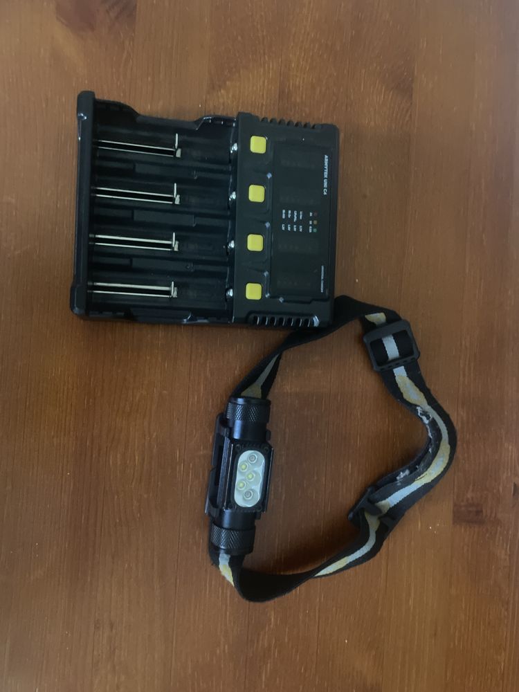 Ładowarka Armytek Uni C4 Plug type C plus latarka czolowa