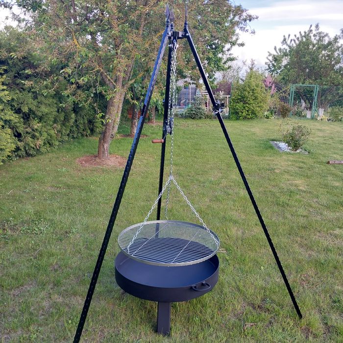 Grill  ogrodowy, grill z paleniskiem, trójnóg.