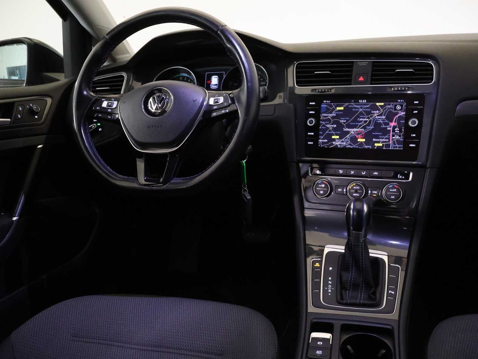 VW E-Golf em estado impecável