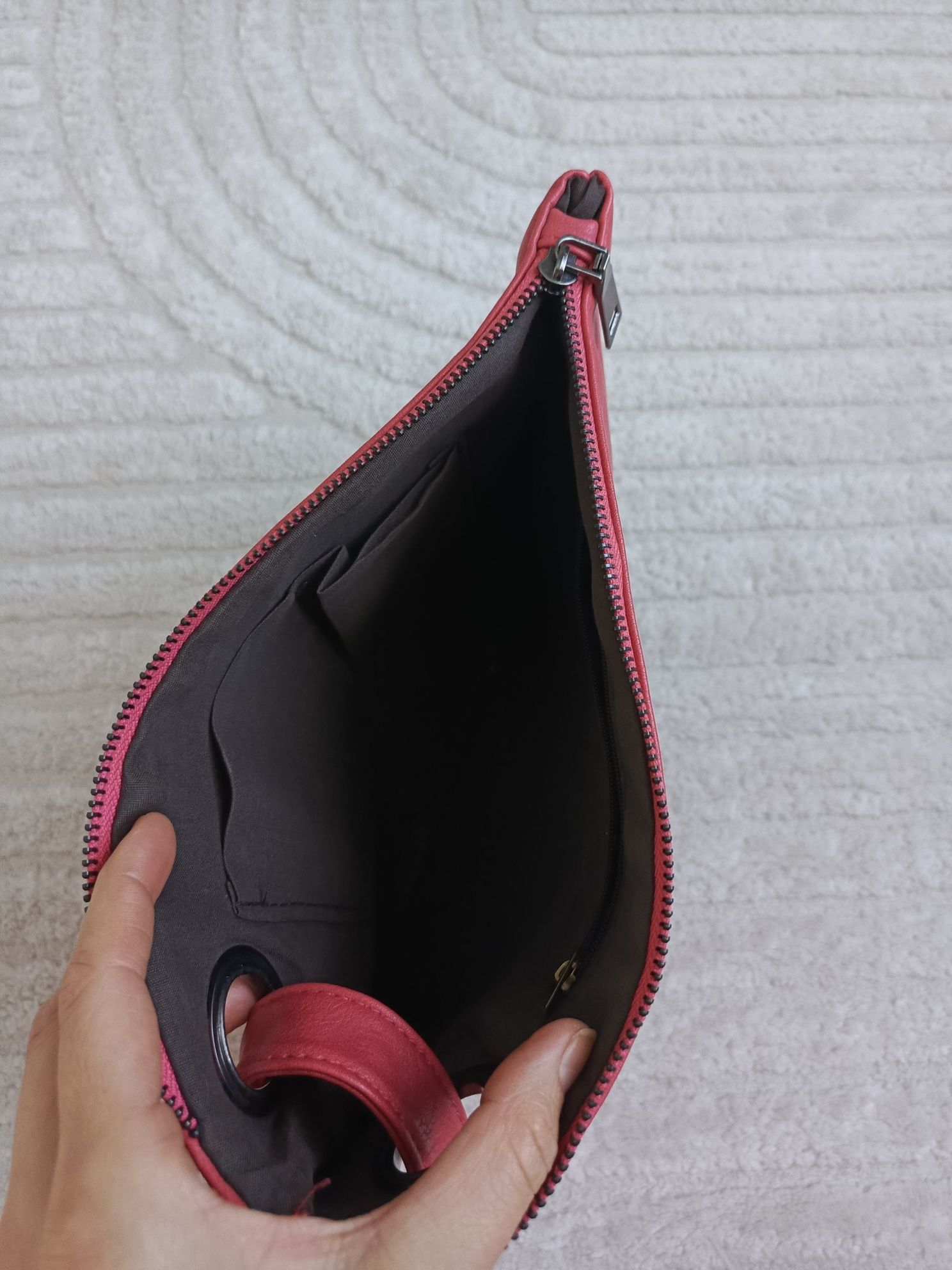 Czerwona torebka typu clutch do ręki elegancka kopertówka