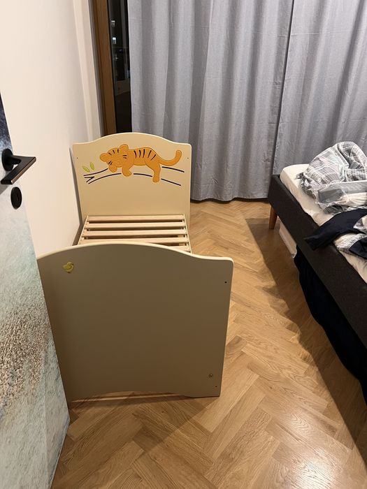 Zestaw mebli Meblik Safari łóżeczko regał skrzynia