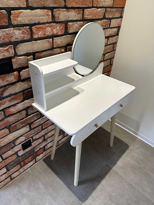 Toaletka kosmetyczna z lustrem