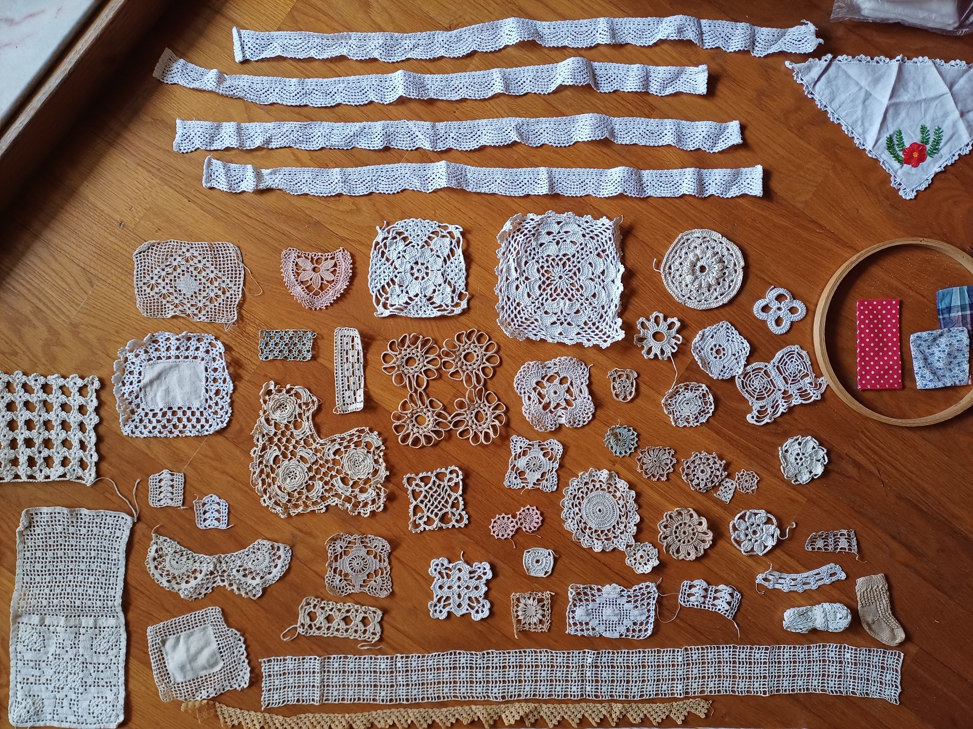 Conjunto de pequenas peças de crochet e bordas de renda