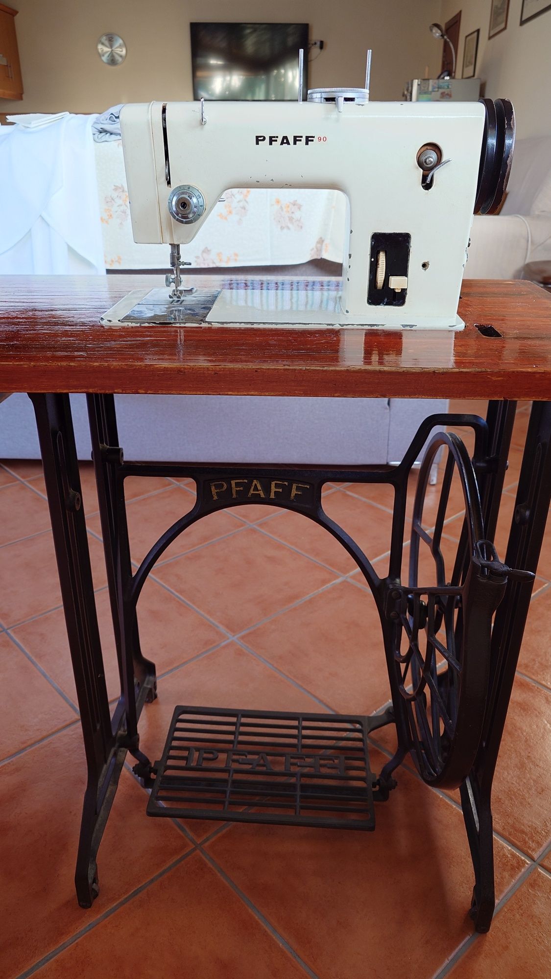 Máquina de Costura Elétrica PFAFF