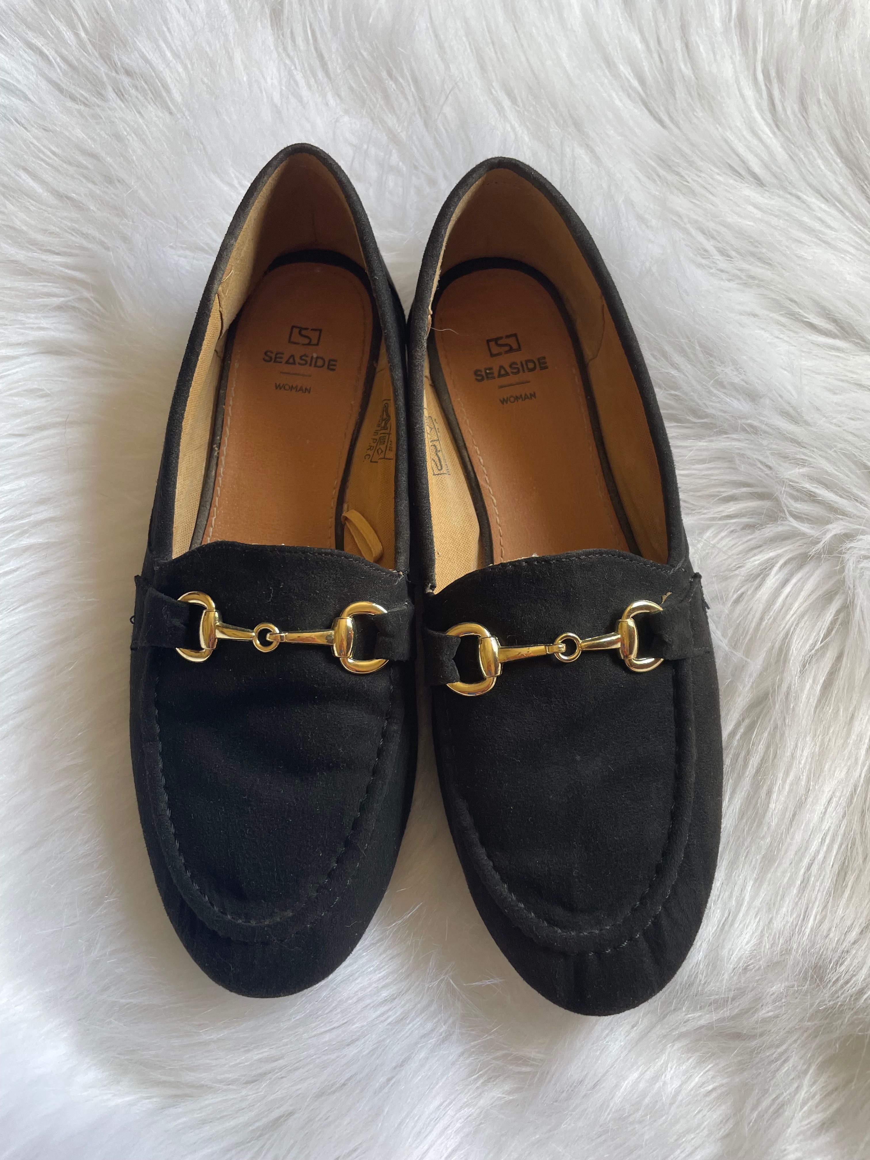 Sapato raso Loafer com aplicação dourada
