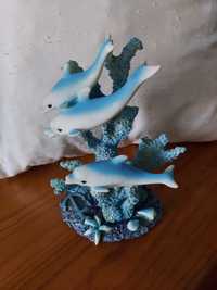 Peça decorativa com    3 golfinhos em pedra finhos azul turquesa
