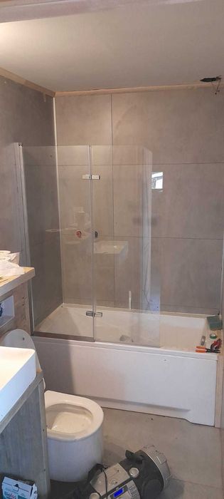 Mały, nowy dom z garażem na dużej działce