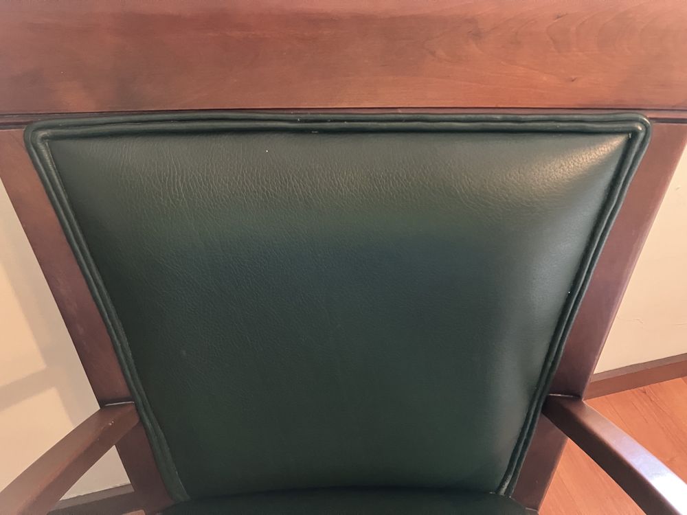 Cadeira de escritorio em pele e cerejeira