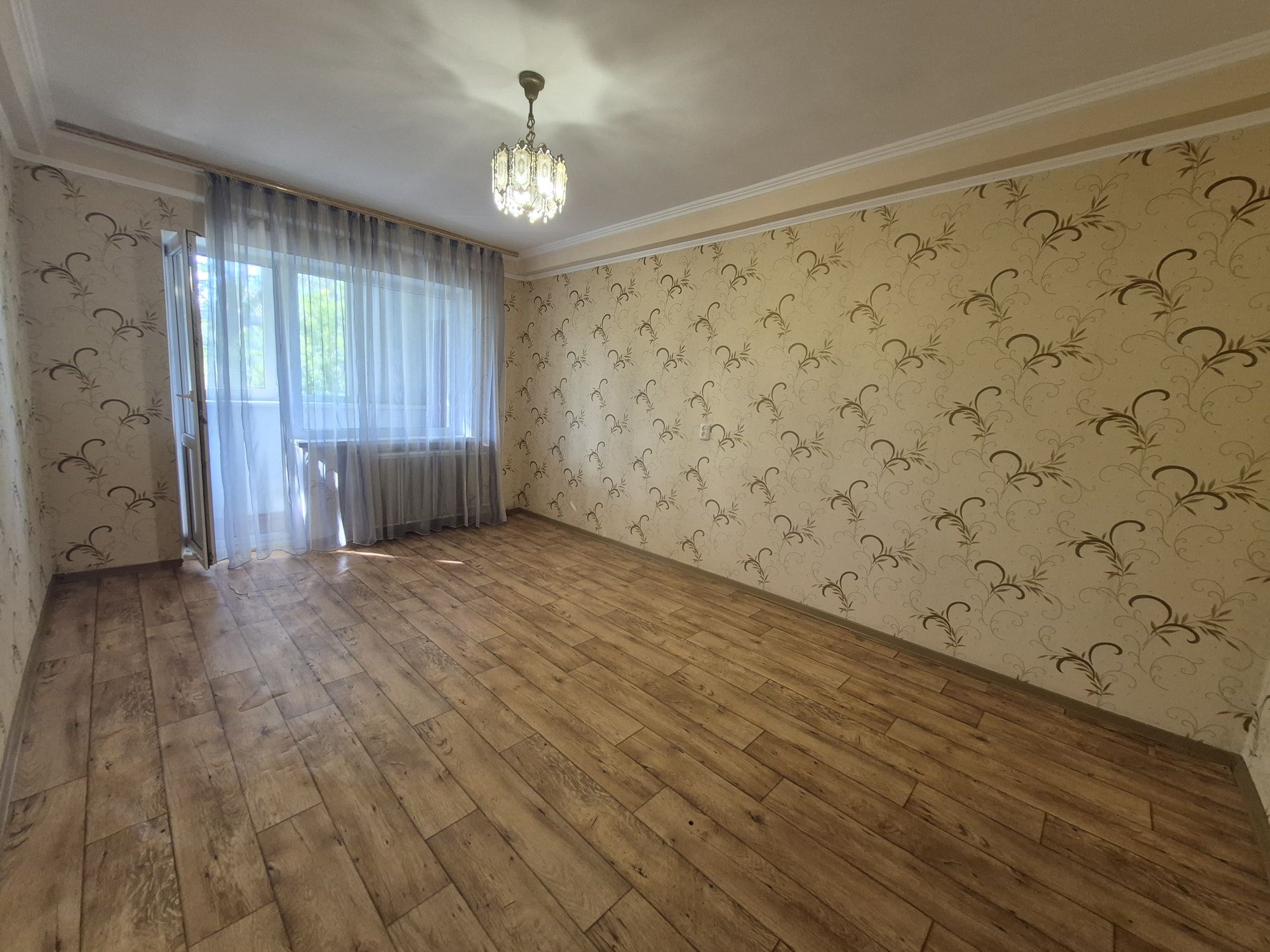Сдам 2ух.комнатную квартиру р-н "ВАРУС" 5000гр.+ к.у.