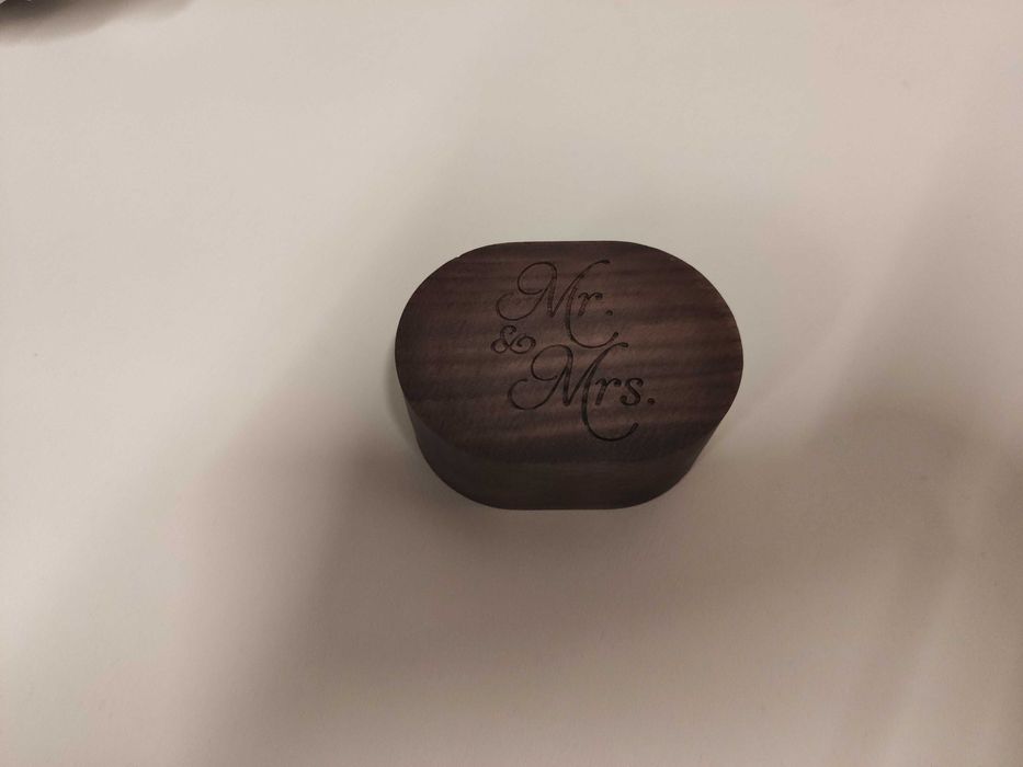 Nowe, urocze, małe drewniane grawerowane pudełko na obrączki