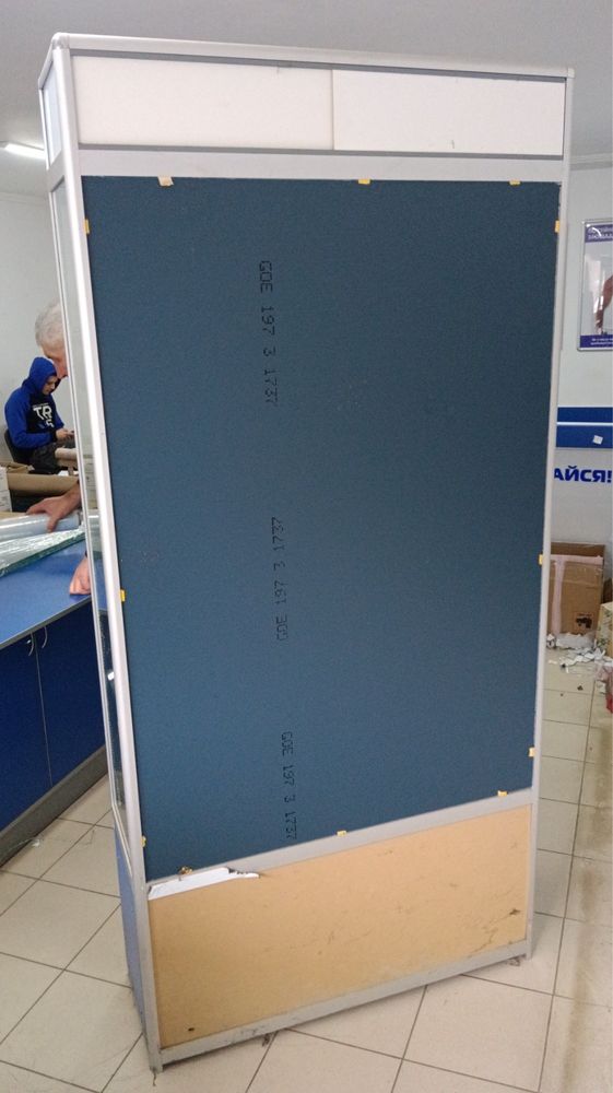Торгове обладнання. Вітрини з алюмінієвого профілю та скла