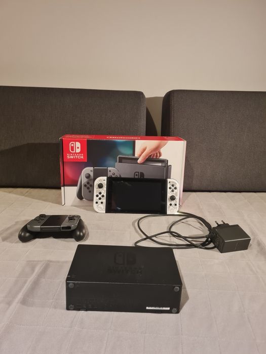 Nintendo switch z ładowarką , stacją dokującą + pad.