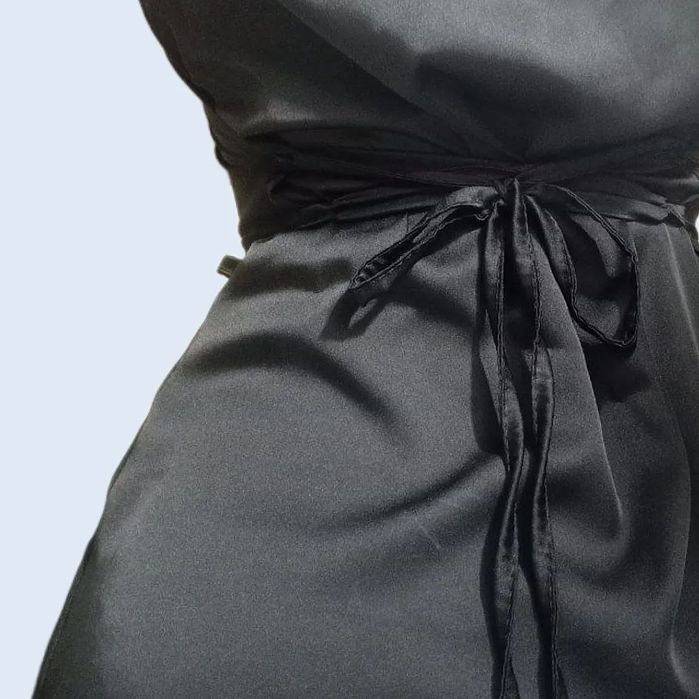 Шёлковое атласное платье на завязках, чёрное, вечернее, моделирующее