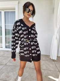 Kardigan sweter długi By Me czarny napis Fashion