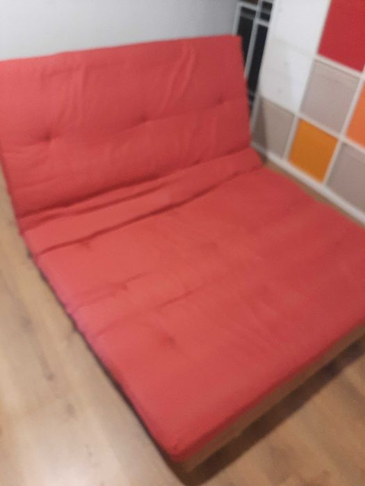 Futon com estrutura de madeira