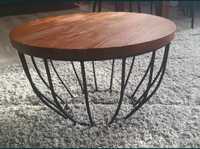 Okrągły, solidny stolik kawowy z drewna z metalowymi nogami