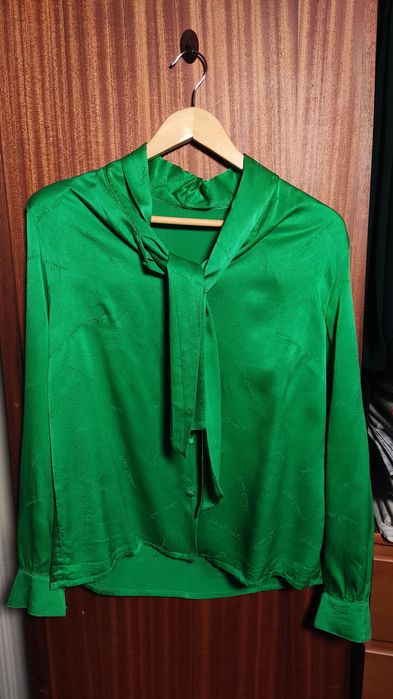 Blusa acetinada Pierre Cardin (L)