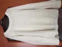 Biały gruby sweter przeplatany srebrną nitką