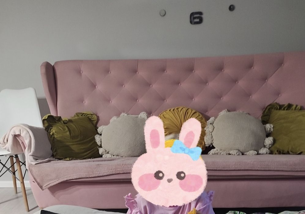 Sofa różowa styl skandynawski