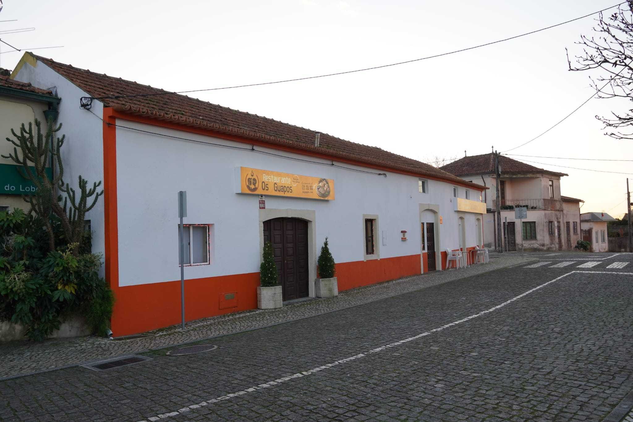 Restaurante com cozinha equipada