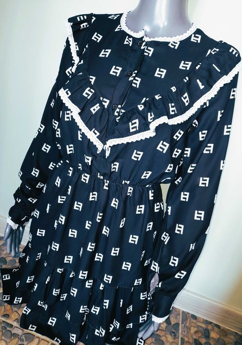 Czarna tiulowa sukienka żabot falbanki