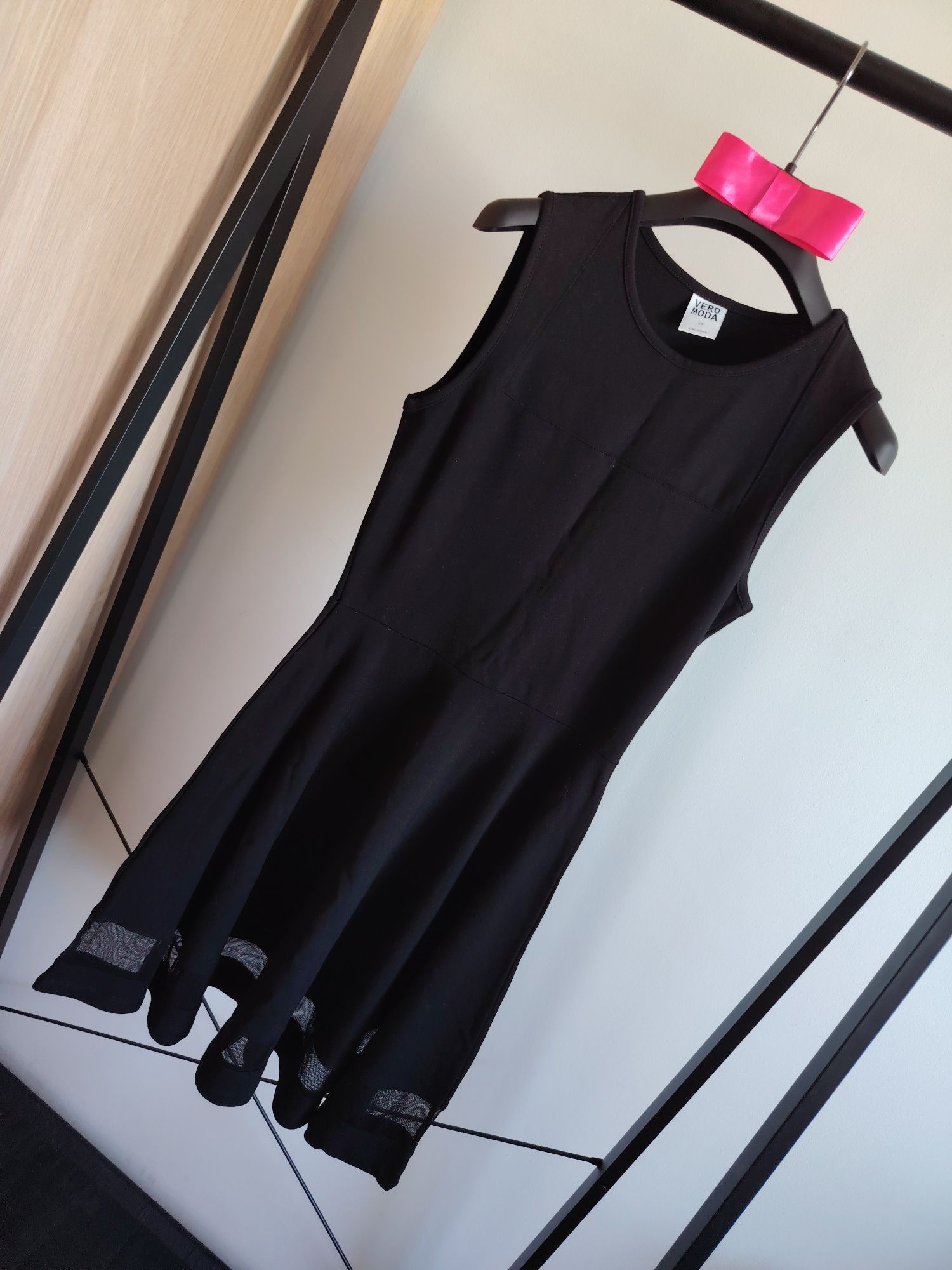 Czarna sukienka midi marki Vero Moda w rozmiarze XS