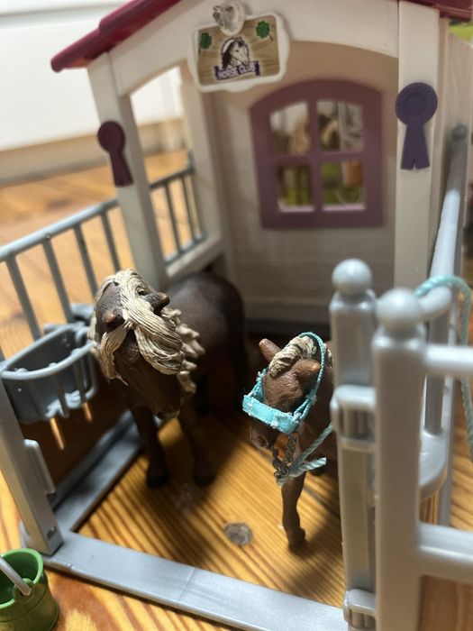 Auto z boksem schleich