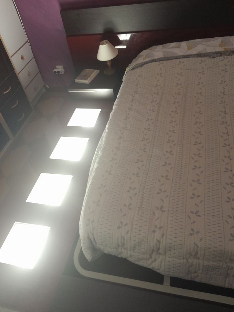Cama em lacado vermelho, com quadrados de luz branca