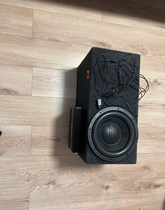 Автомобільний сабвуфер з усілком