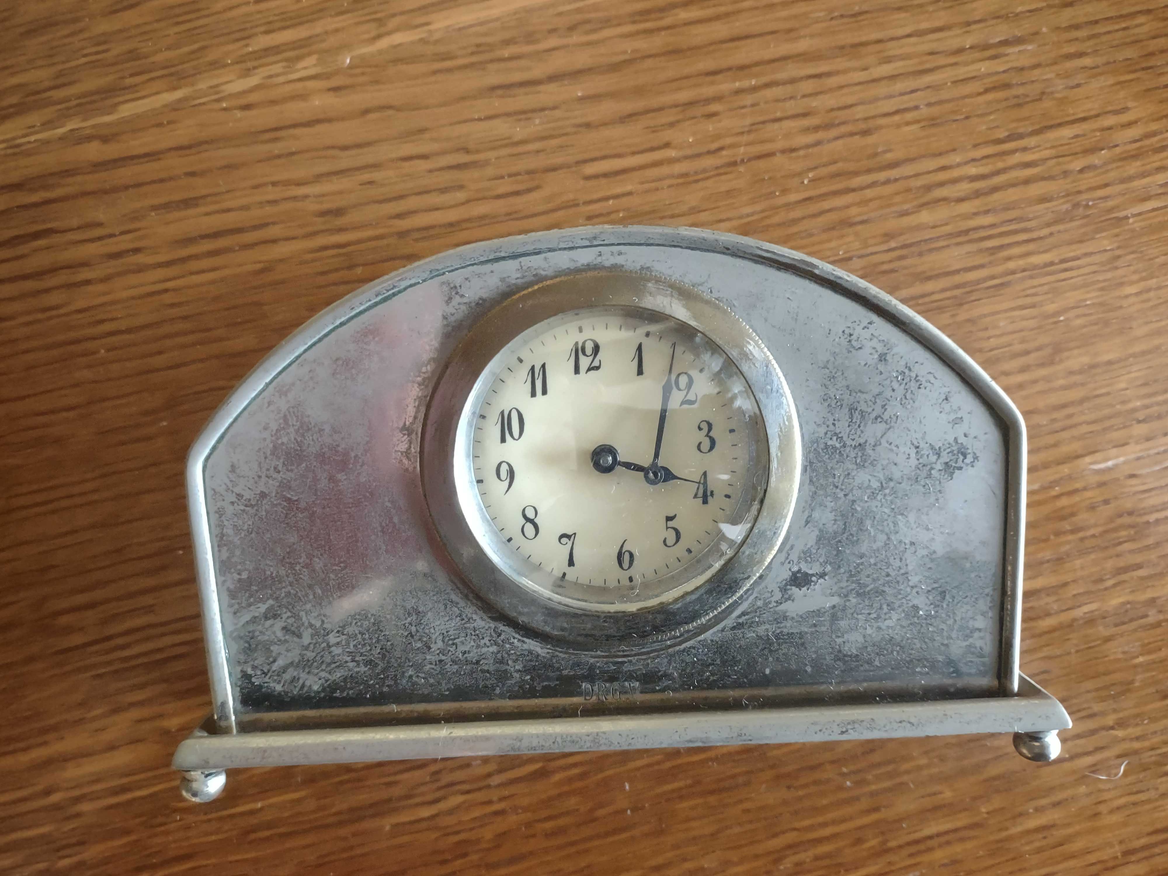 Stary zegar na biurko, sygnowany do uruchomienia