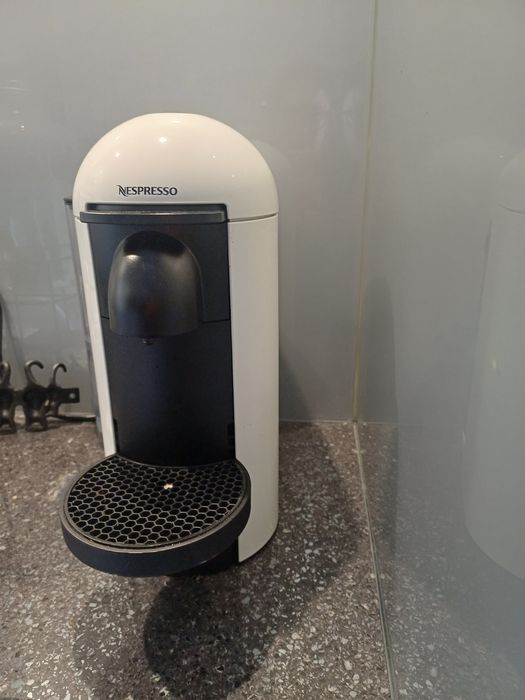 Máquina de Café Nespresso Vertuo em branco