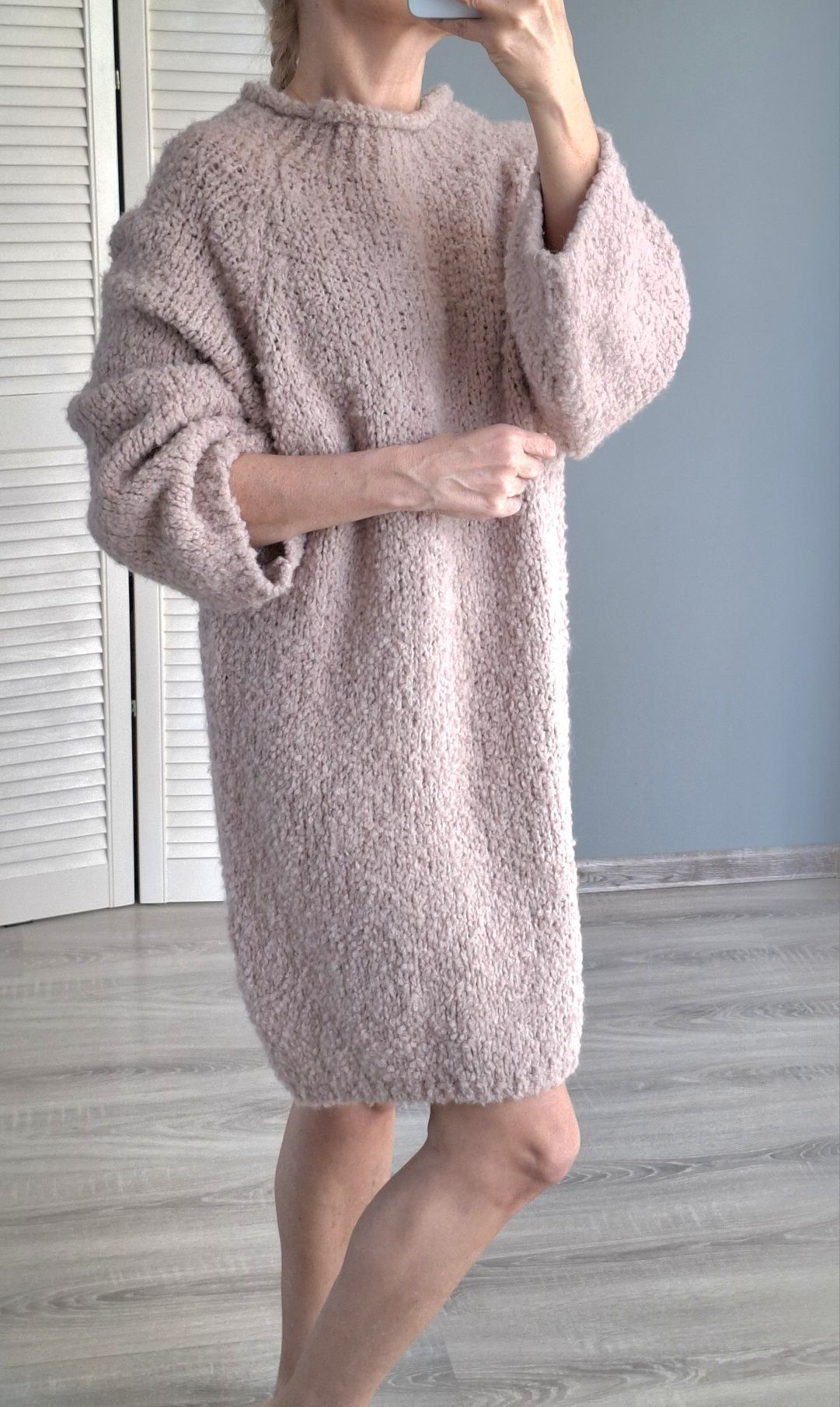 Włoska sukienka sweter boucle puder róż oversize