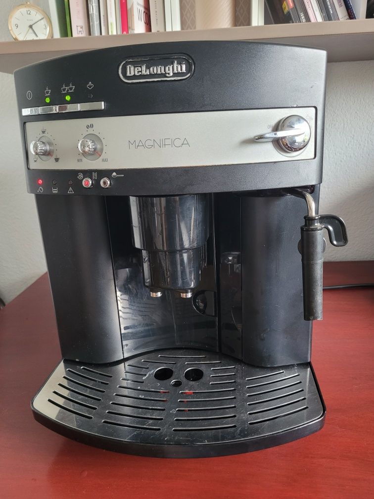 Ekspres ciśnieniowy Delonghi magnifica