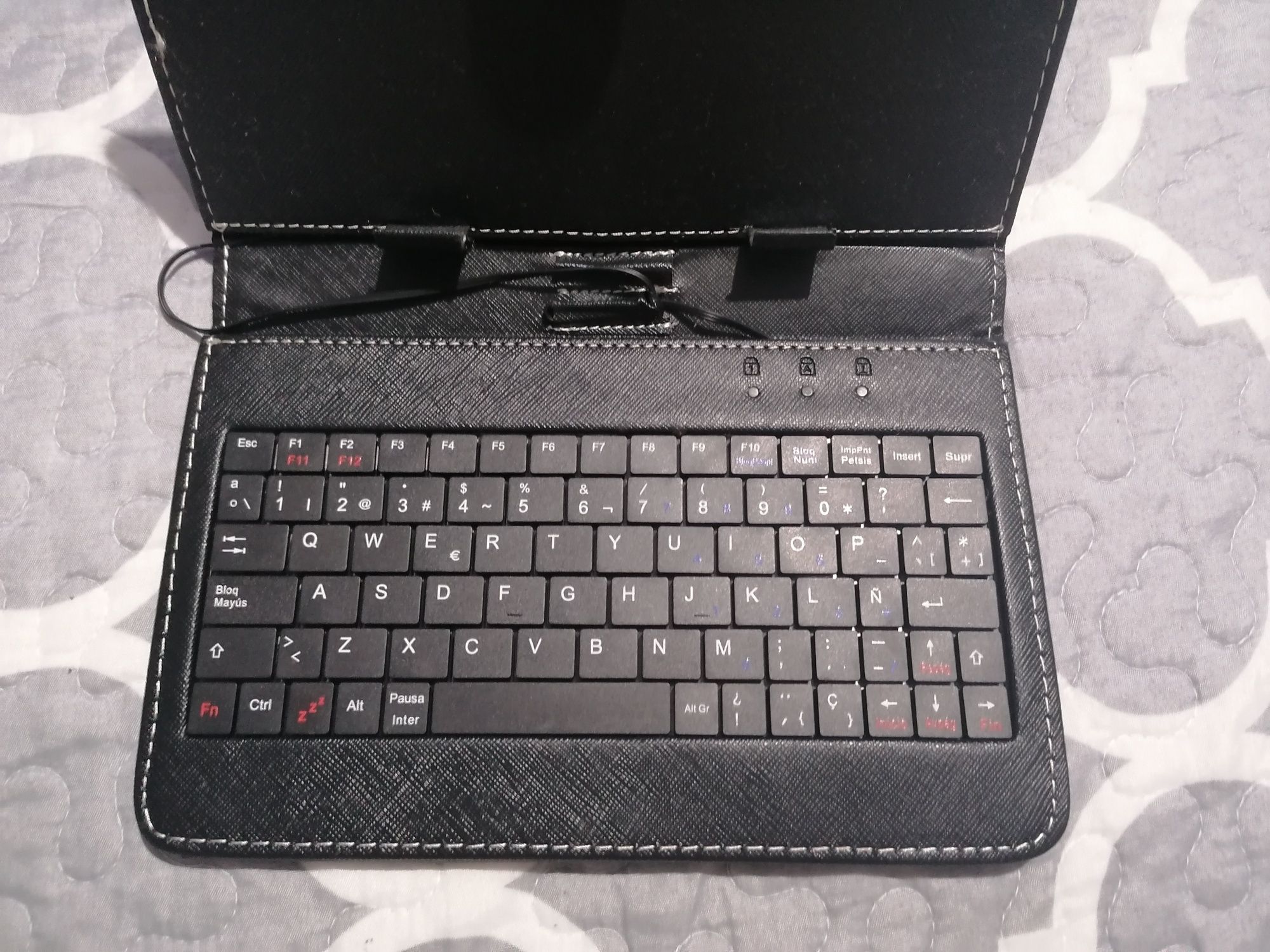 Capa de tablet com teclado
