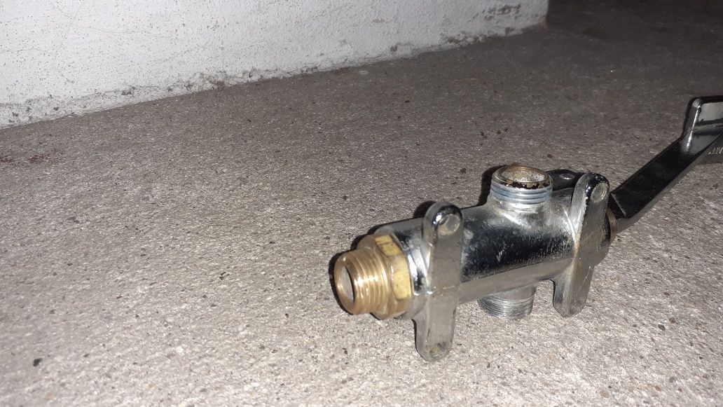 Torneira de pé usada