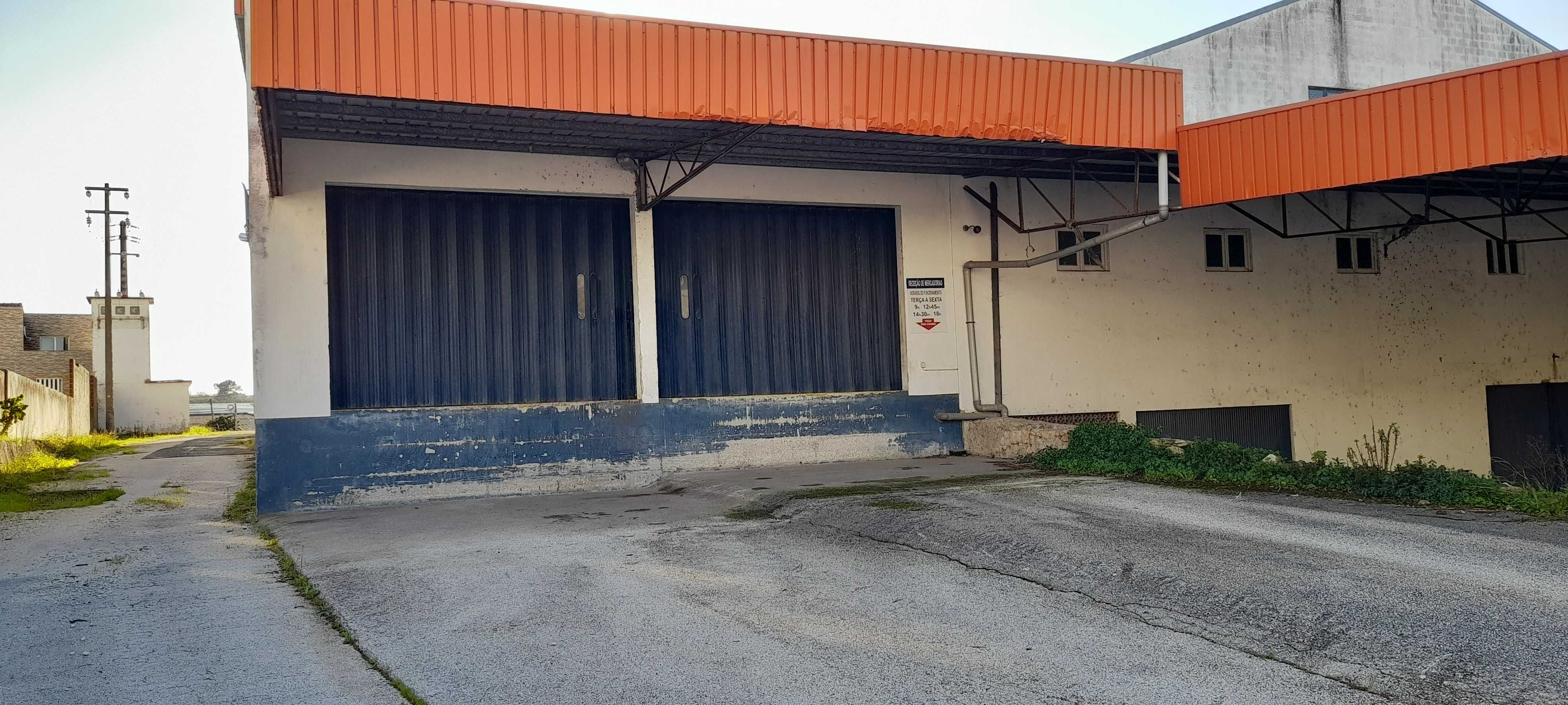 VENDE-SE ESPAÇO COMERCIAL / ARMAZÉM EM ALCOBAÇA