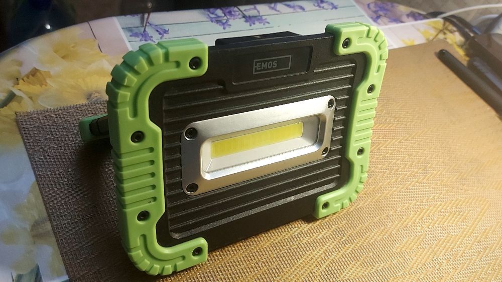 Фонарь(,размером:17×13×4,5см.) с повербанком, очень мощный, новый