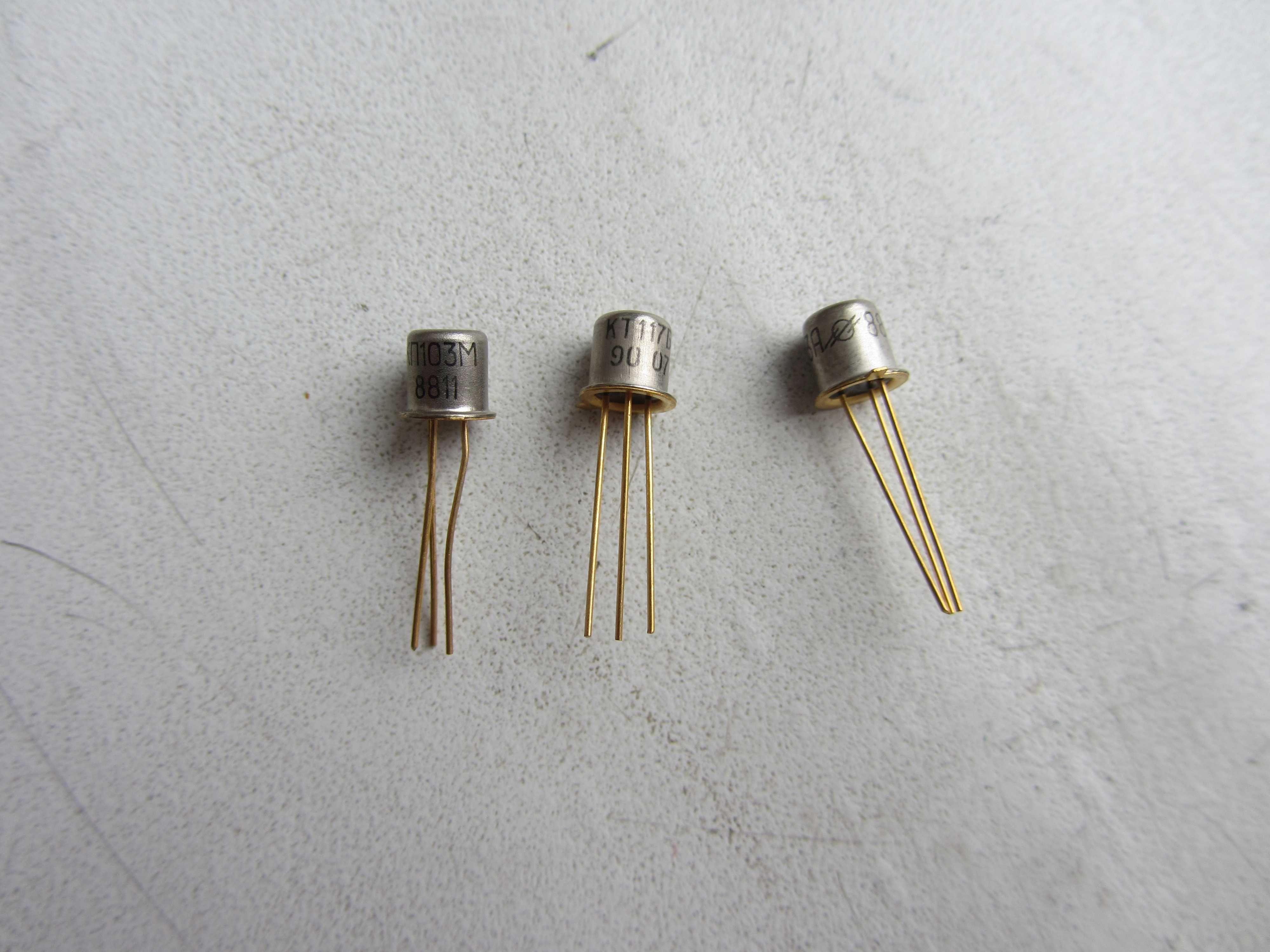 Транзистор КП103М .
