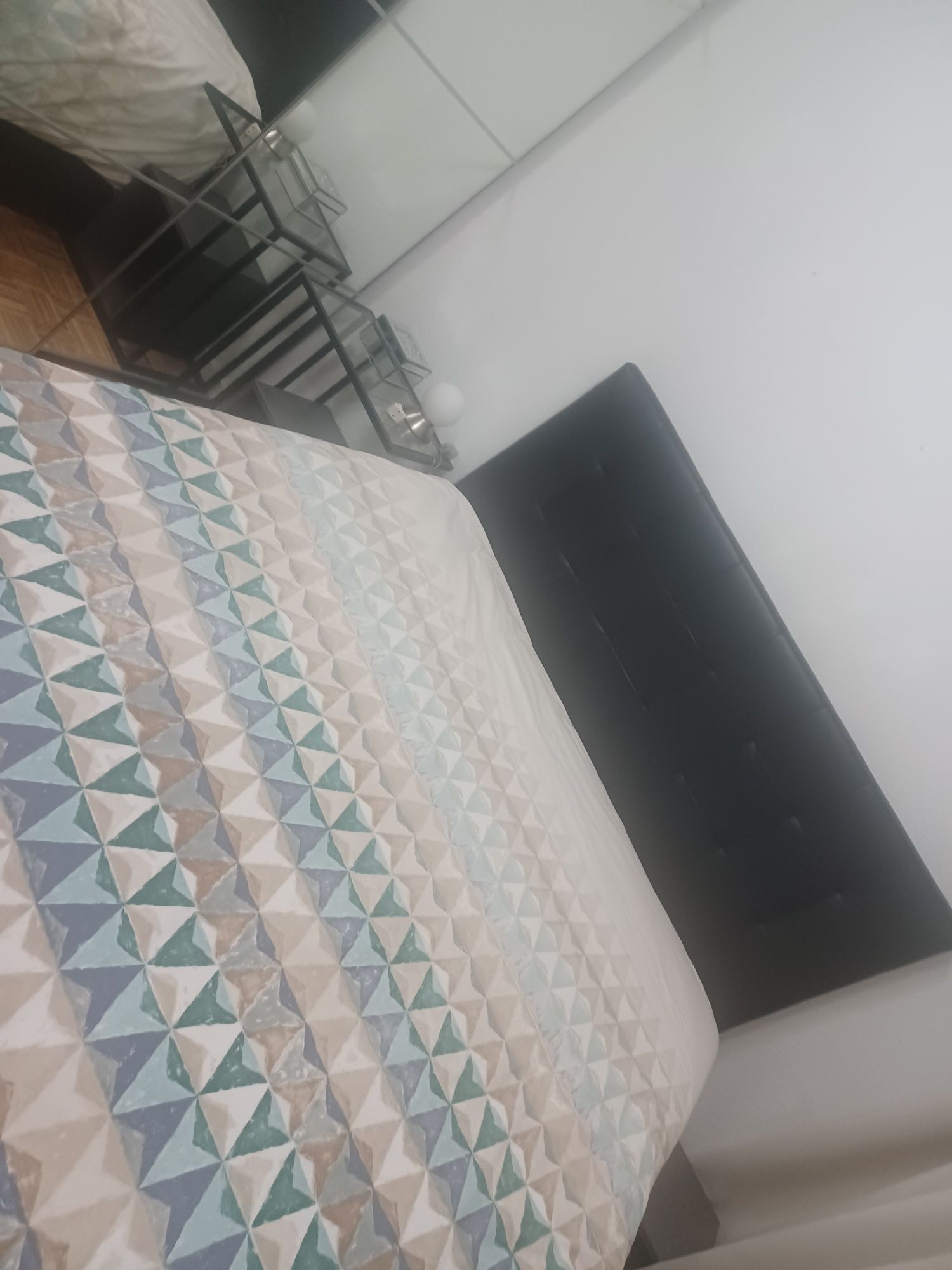 Alugo quarto só menina ou senhora.