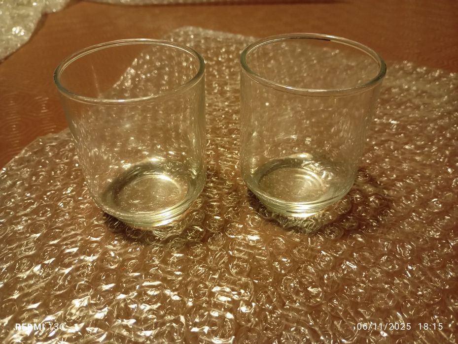 Copos de vidro pequenos