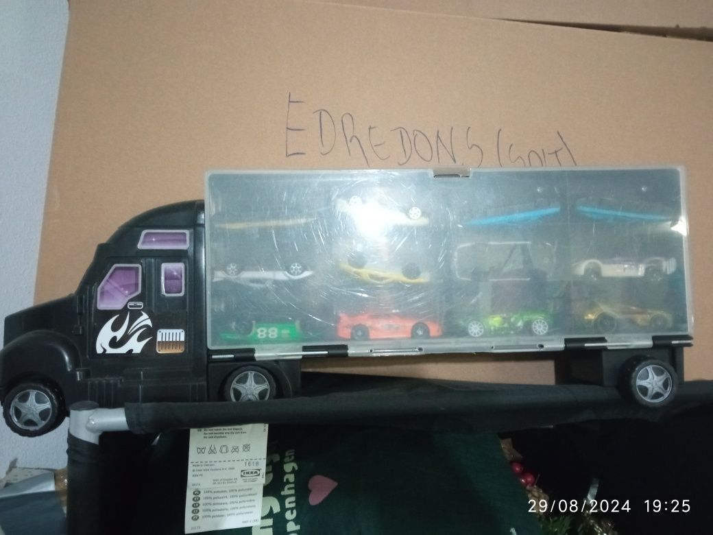 Camião com carrinhos pequenos