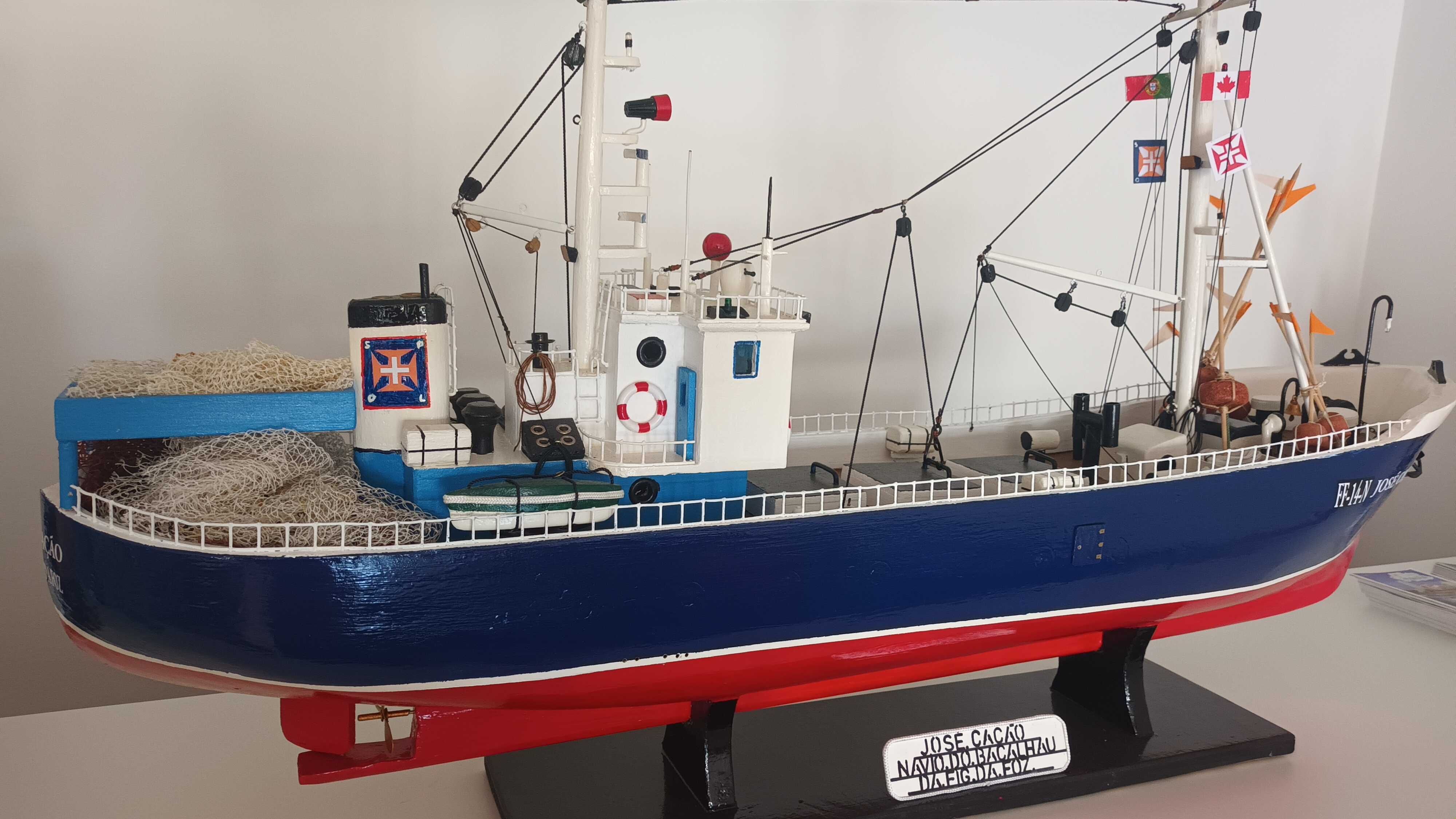 Navio do bacalhau em miniatura.