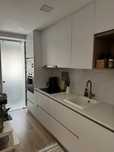 Apartamento t1 mobilado e equipado, com varanda e garagem.