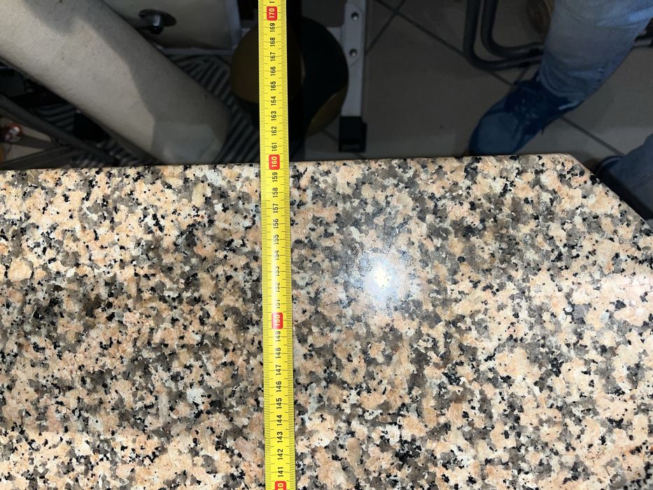 Mesa de pedra com 4 cadeiras