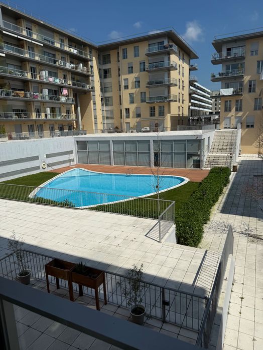 Particular vende Apartamento T2 Portela c/piscina